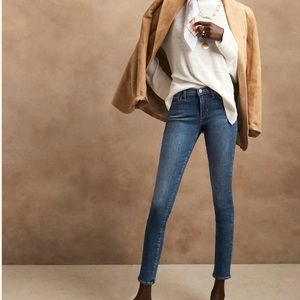Banana Republic Petite skinny fit jeans in dark wash. Size 25/0